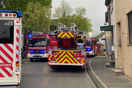 Feuer in Mehrfamilienhaus in Nothberg dank 55 Einsatzkräfte zügig gelöscht